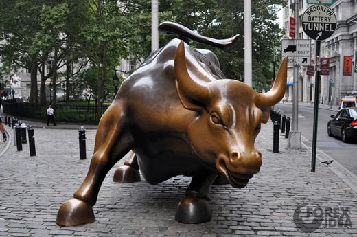 Скульптура быка на Уолл-Стрит в Нью-Йорке