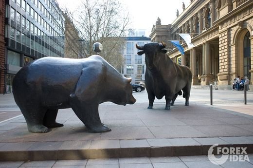 Бык и медведь у здания Франкфуртской фондовой биржи в Германии